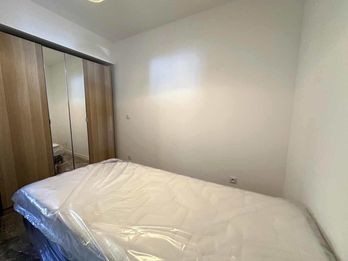 Chumba cha kulala kinachoendelea kuandaliwa kilicho na kabati la nguo na vitanda 2 vya mtu mmoja 90 X 200CM