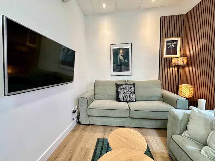 Fantástico Piso De 2 Dormitorios Con Patio Inglés - Madrid