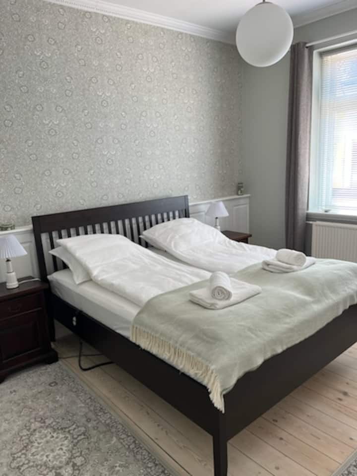 Soveværelse 1 med dobbeltseng 160x200. Separate dyner 140 x 220.