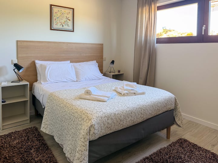 Dhomë gjumi me krevat (140 cm) – Casa Alpendre
