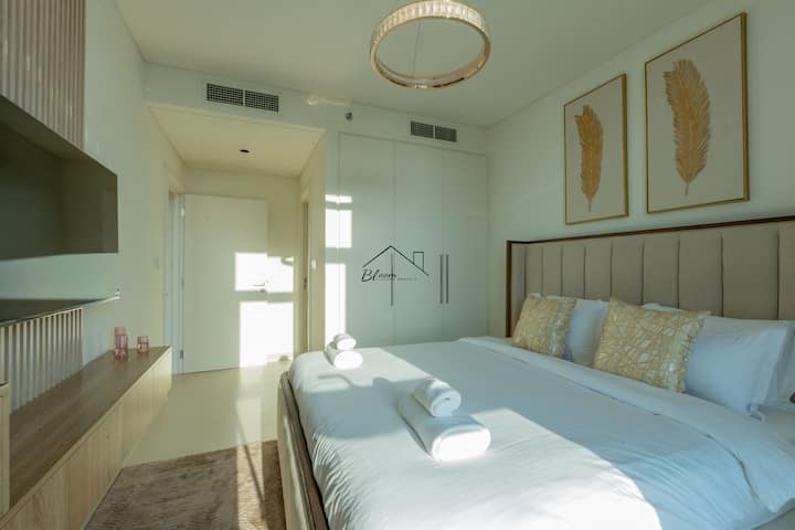 חדר שינה ראשי עם חדר רחצה צמוד, ארונות מובנים, טלוויזיה ושידה. 