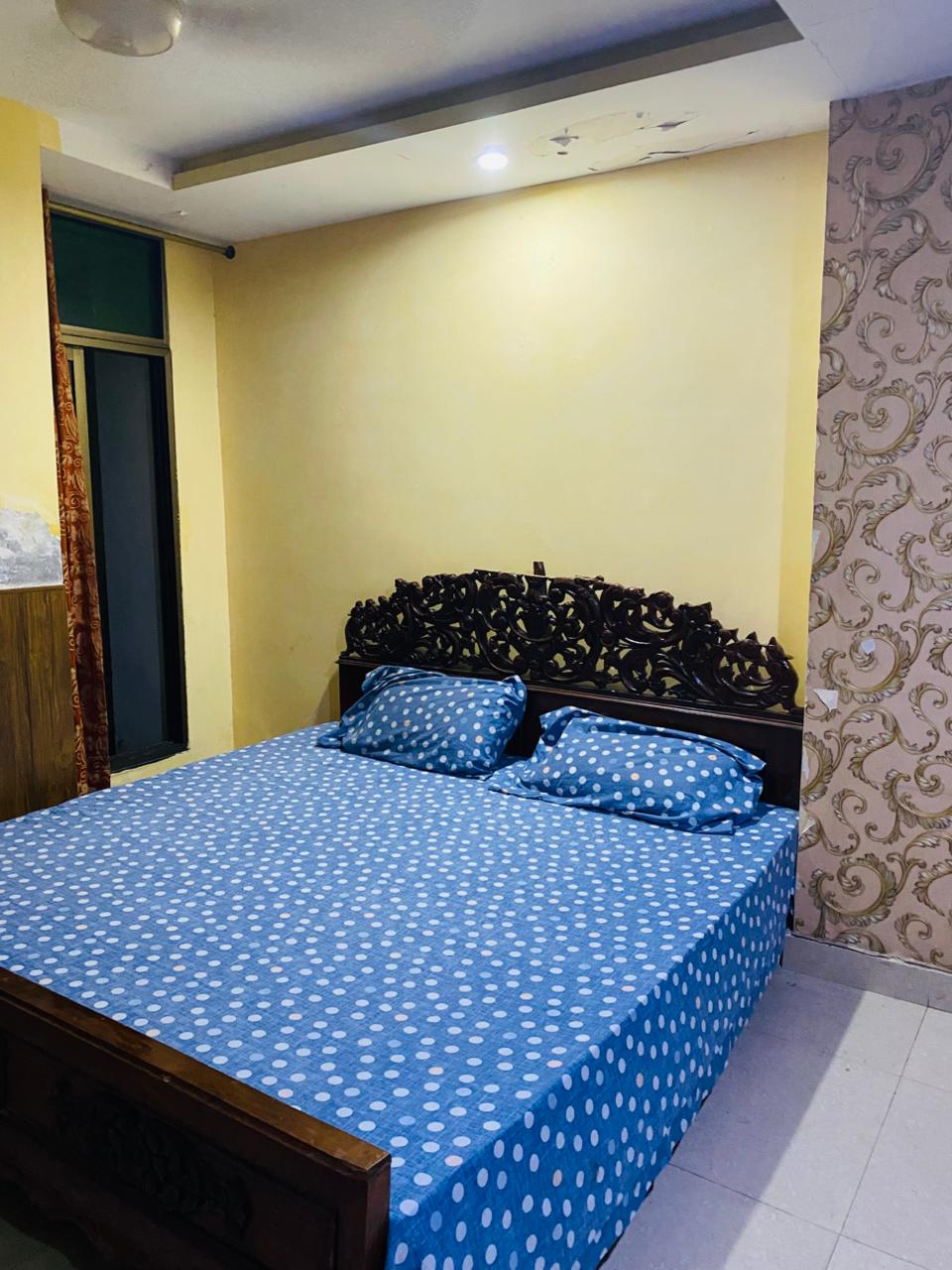 Chumba cha 2 - Kitanda cha ukubwa wa King chenye kabati na droo. Roshani ndogo. Na bafu lililoambatanishwa.