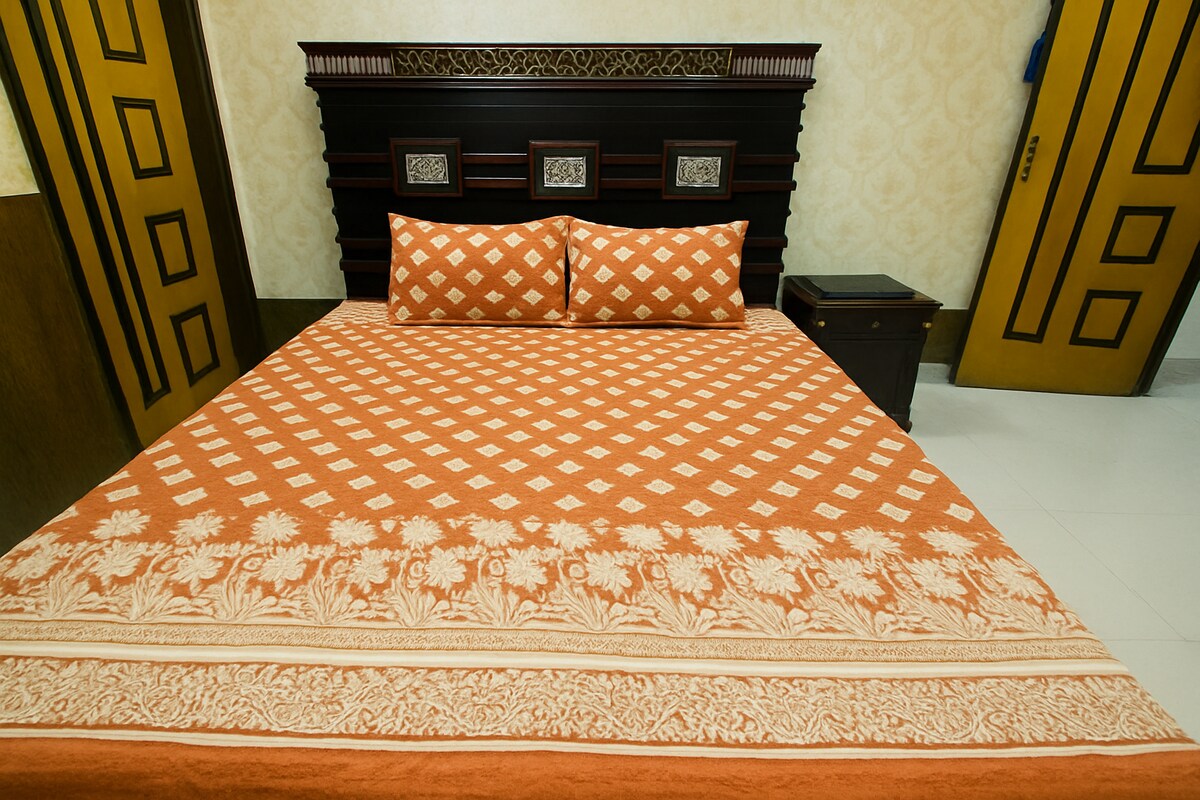 Kitanda cha ukubwa wa King.