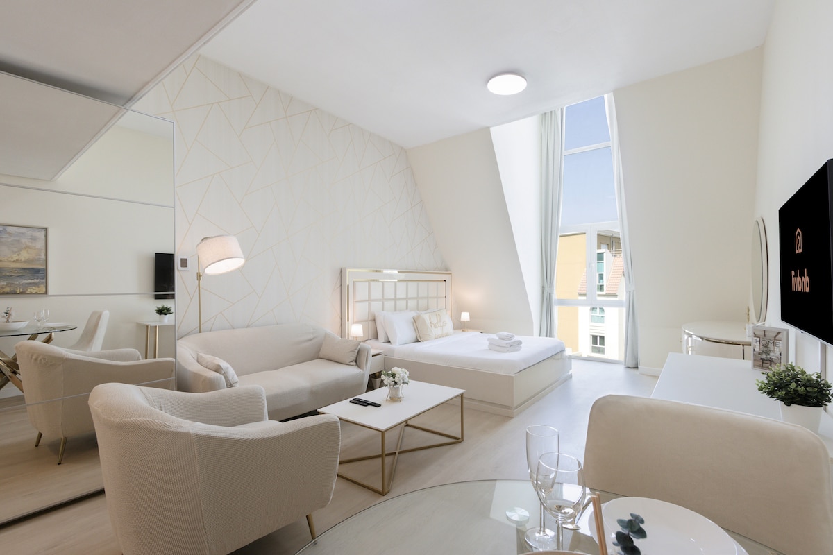 Zonnige woonkamer met zachte neutrale tinten