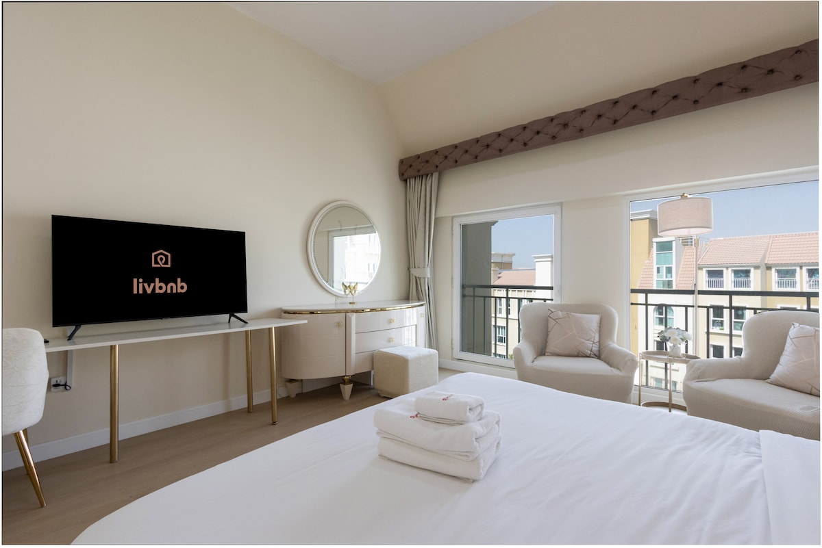 Lichte slaapkamer met balkontoegang en smart-tv