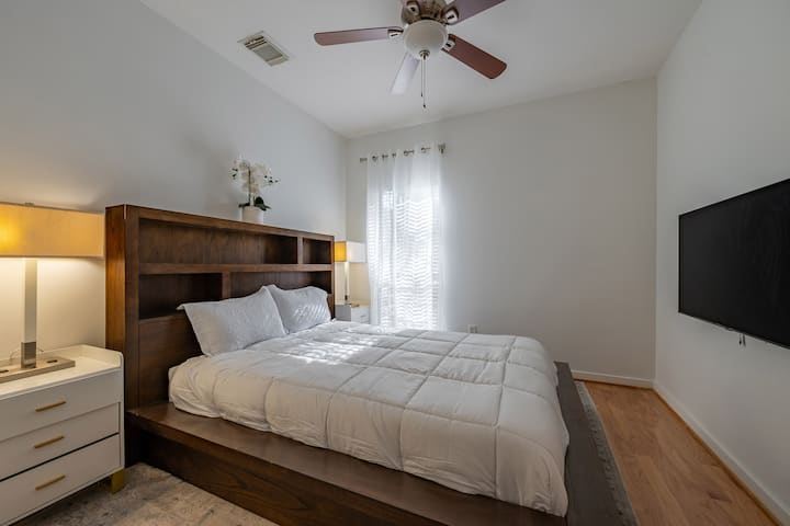 Një dhomë gjumi e pajisur me një krevat dopio "queen" dhe një dollap dhe banjë ngjitur me dhomën e gjumit