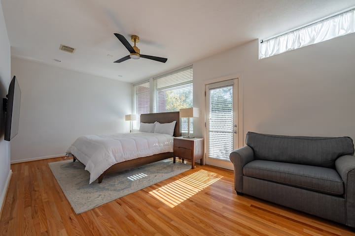 Kjo dhomë është dhoma kryesore e gjumit, e pajisur me një banjë të bollshme, dollap dhe ballkon.