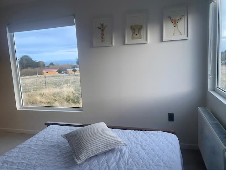 1号次卧，俯瞰南区。 配有一个工作区、一张双人床和一个共用卫生间。 