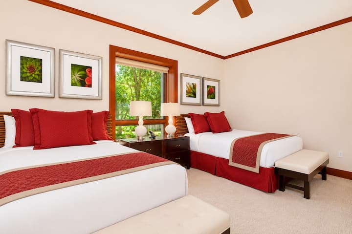 Esta suite de invitados con cama tamaño queen es luminosa, alegre y perfecta para estancias familiares.