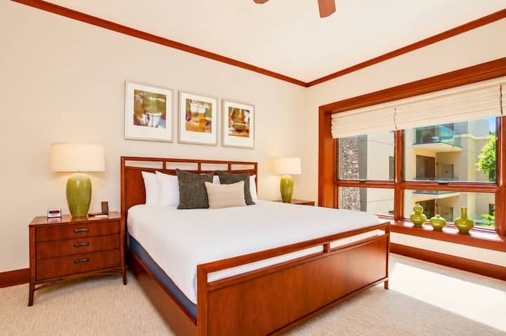 Cómodo y limpio, este dormitorio de invitados ofrece noches de descanso y luz matutina