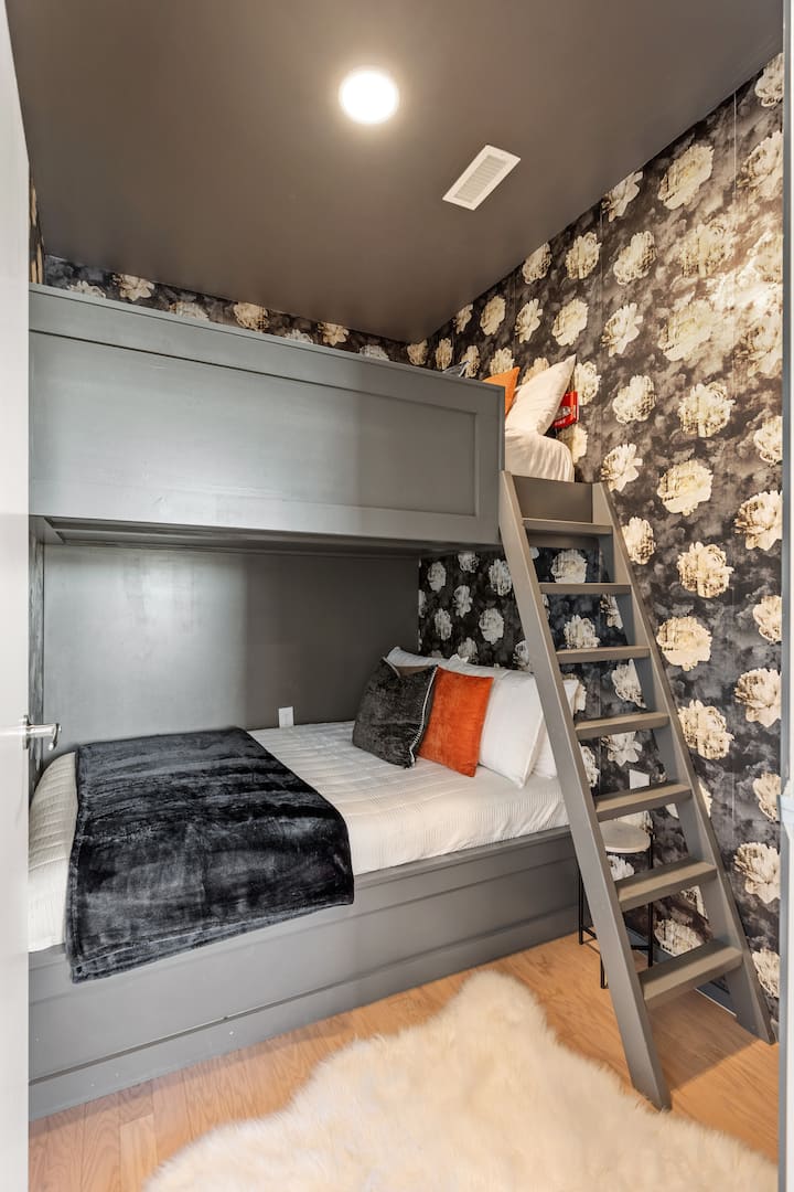 ห้องนอน 2 มีเตียงสองชั้นเต็มรูปแบบเพื่อความสะดวกสบายสูงสุด 