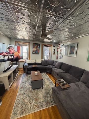 Netflix & Chill, in a Brownstone Downtown 2/BR 2/B