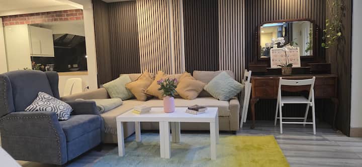 Prime Kensington Flat | Holland Park | Sleeps 4 - London