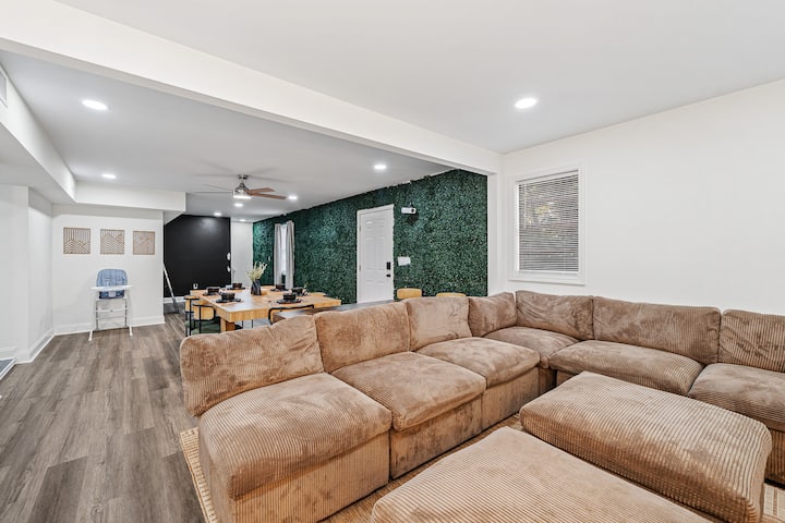 Чувствувајте се како дома во овој прекрасно уреден простор кој ги спојува удобноста и стилот.