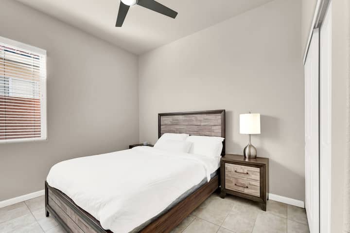 Détendez-vous sur des draps et des couettes de qualité hôtelière pour une expérience de sommeil 5 étoiles.