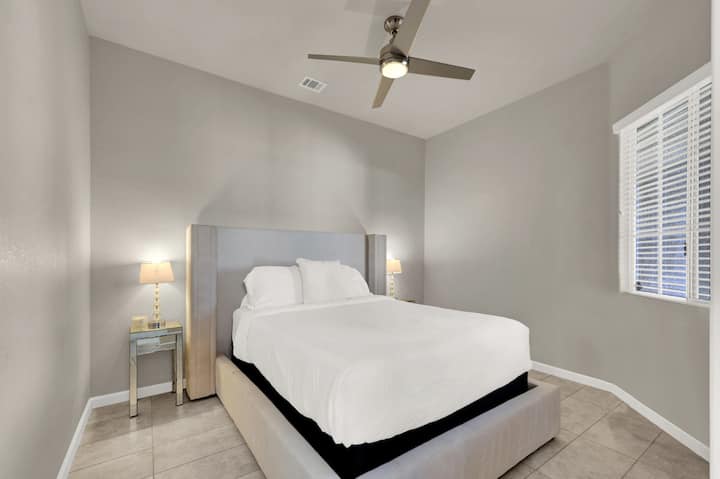 Détendez-vous sur des draps et des couettes de qualité hôtelière pour une expérience de sommeil 5 étoiles.