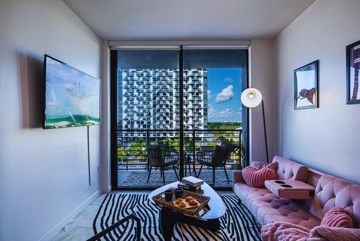 Top performing Airbnb: King Suite in Love | Queen Bed sofa- Pool-Gym in Doral