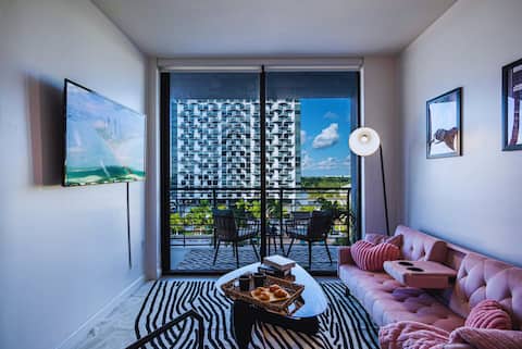 Top performing Airbnb: King Suite in Love | Queen Bed sofa- Pool-Gym in Doral