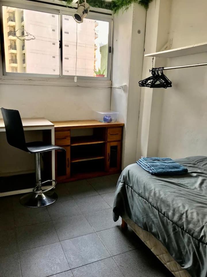 Studio con balcón y escritorio