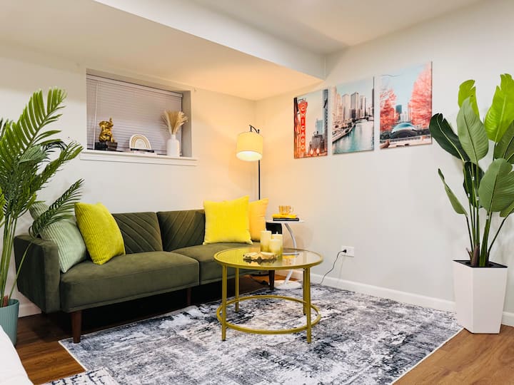 Upscale Design | Stylish Garden Apt | Dt 25 Mins - Chicago, IL
