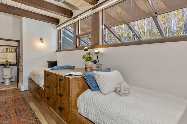 Twin Room — two twin beds with pillow-top mattresses and an en-suite bath. Air purifier and humidifier.