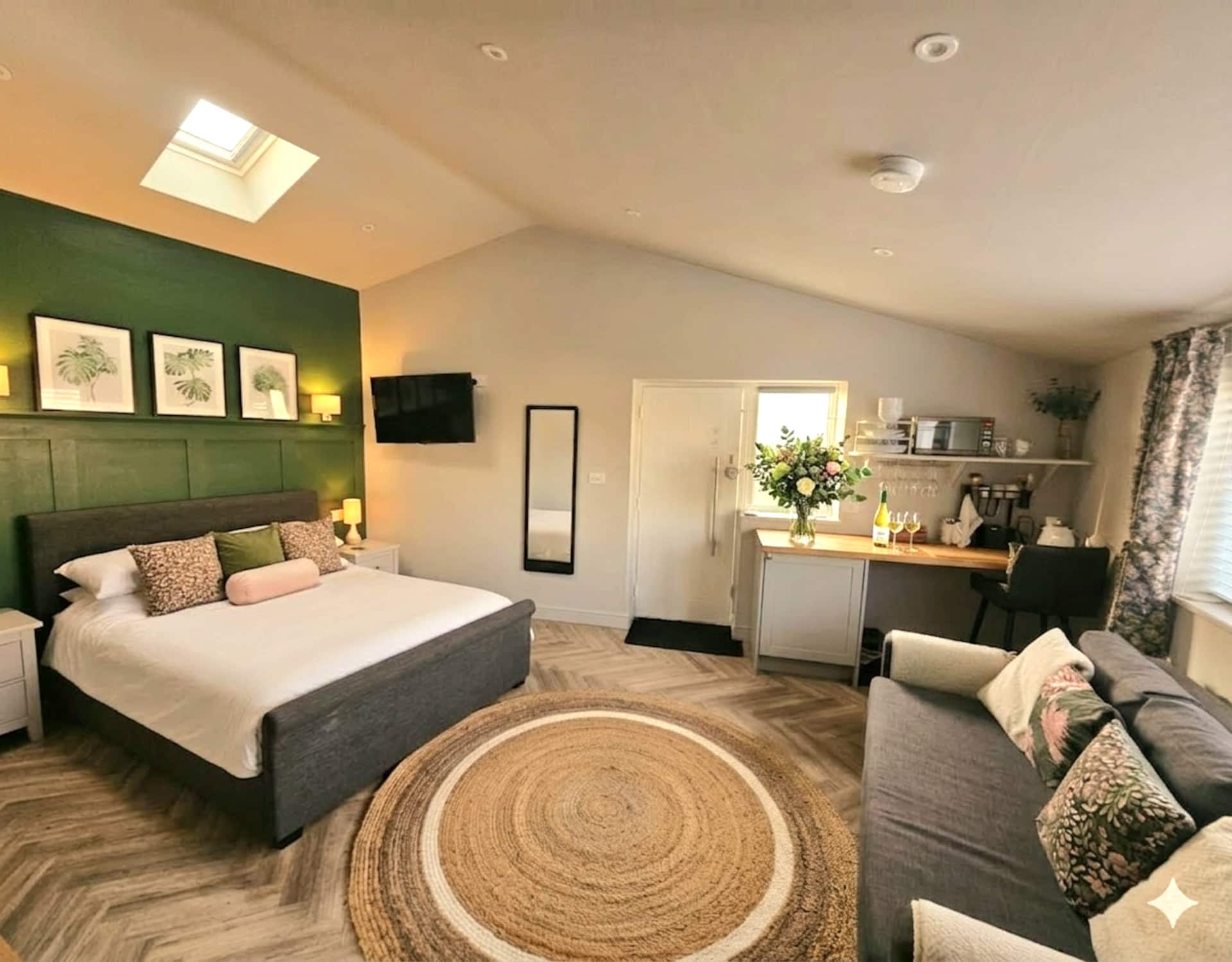 The Vault, Beautiful Studio near airport EV charge