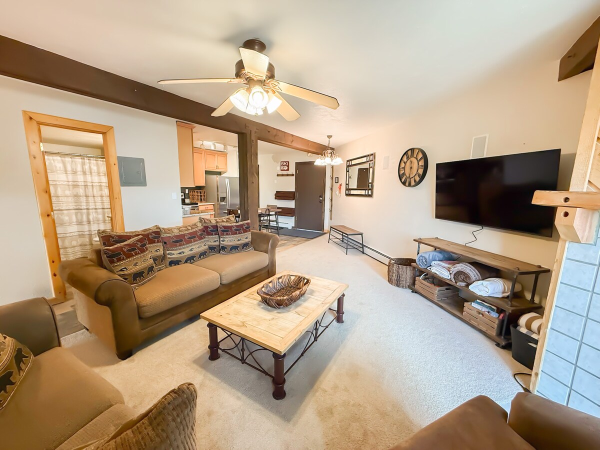 ¡Sala de estar con TV inteligente, chimenea de gas, sofá cama y vistas a la montaña!