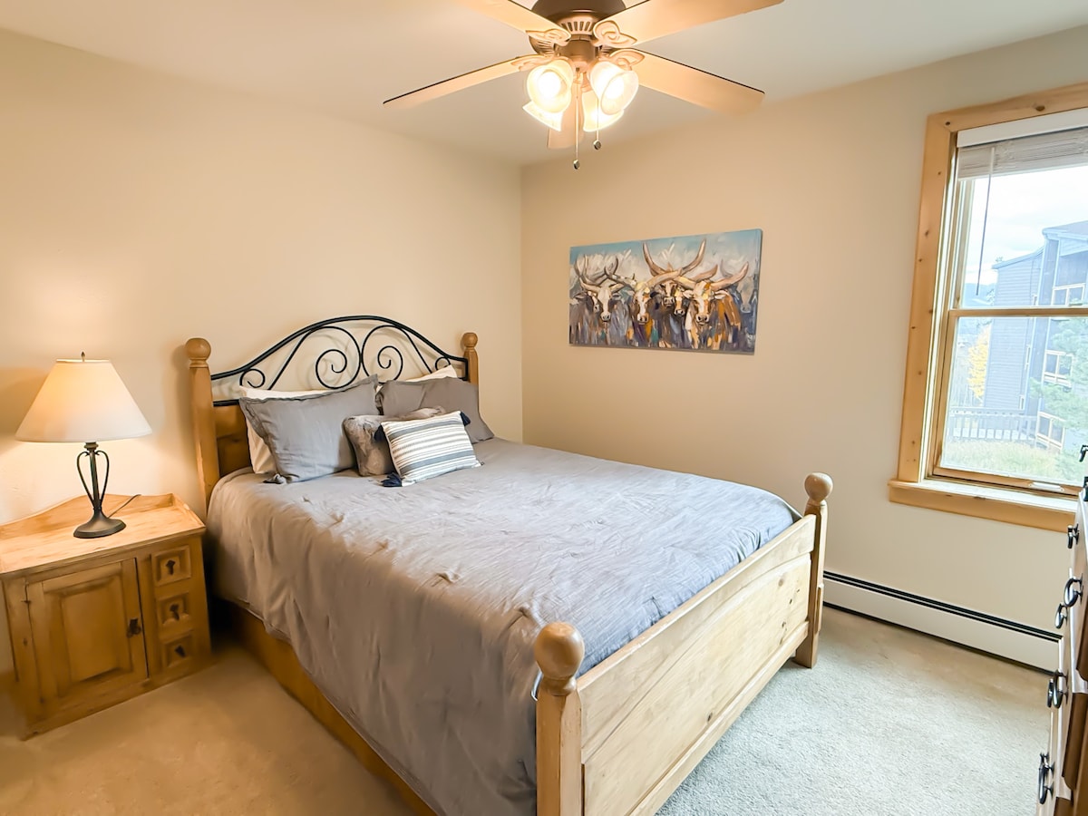 Segundo dormitorio con cama queen.