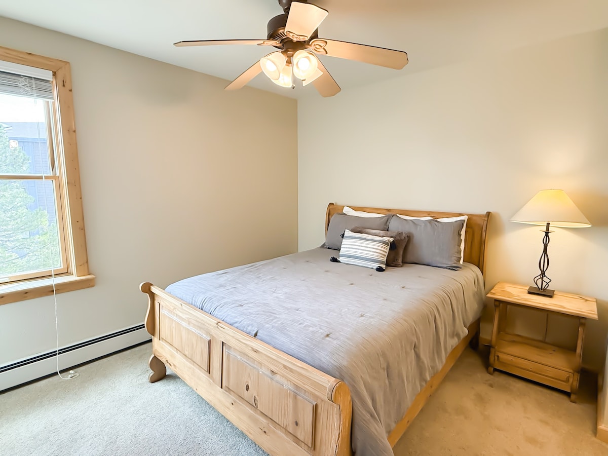 Dormitorio principal con cama tamaño Queen y baño privado.