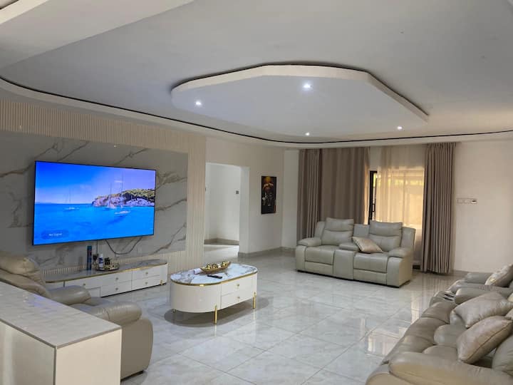 Preshypride Guest House (Elegant 3 Bed House+pool) - Victoria Falls