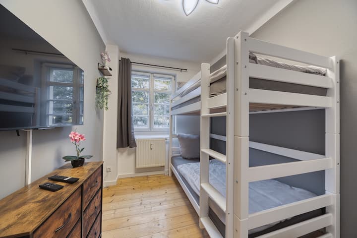 საძინებელი 3 ორსართულიანი საწოლით (ორი საწოლი 90×200 სმ), რომელიც განკუთვნილია მოზრდილებისთვის (მაქსიმუმ 140 კგ). დიდი კომოდი და ღია გარდერობი. მცირე ზომის მისაღები ოთახი მაგიდა და სკამით. 43-დიუმიანი ჭკვიანი ტელევიზორი.