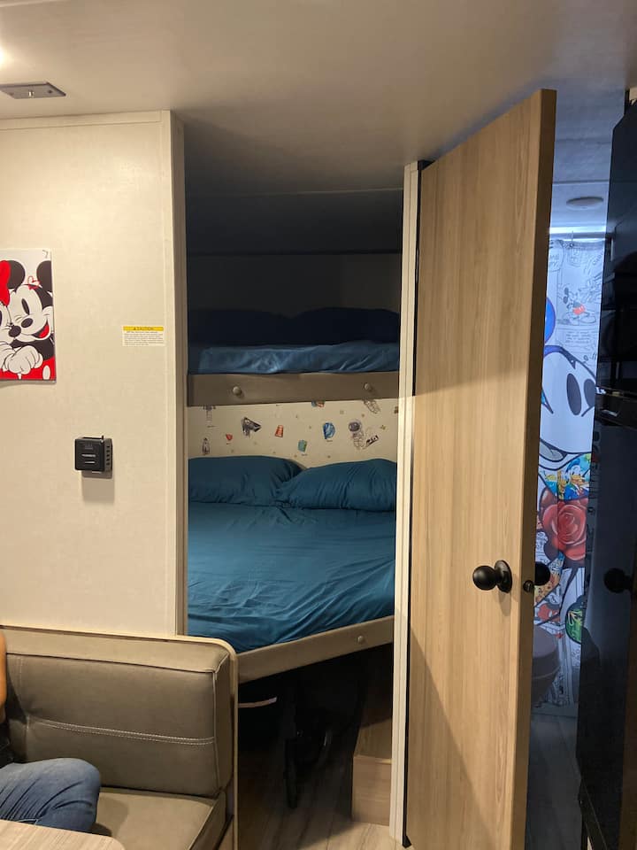 Два големи кревета со светла и простор за интернет, одлично за деца 