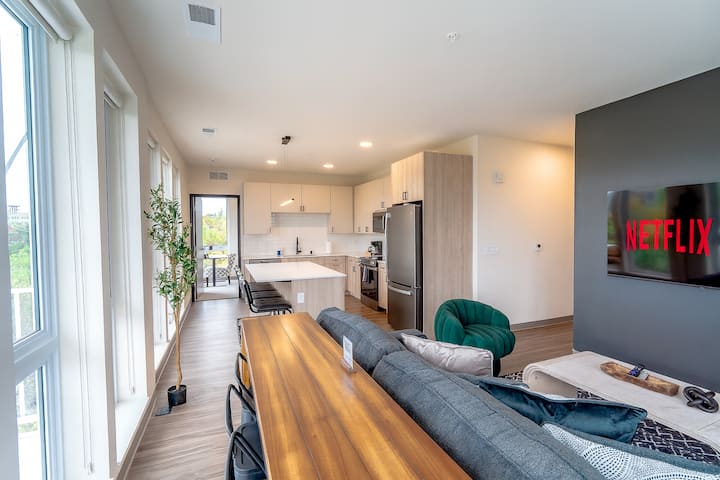 Sky Suite Lux | Sleeps 8 | Modern | Free Parking - Milwaukee, WI