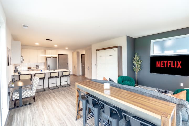 Bright Sky Suite Retreat | Sleeps 6 | Free Parking - Milwaukee, WI