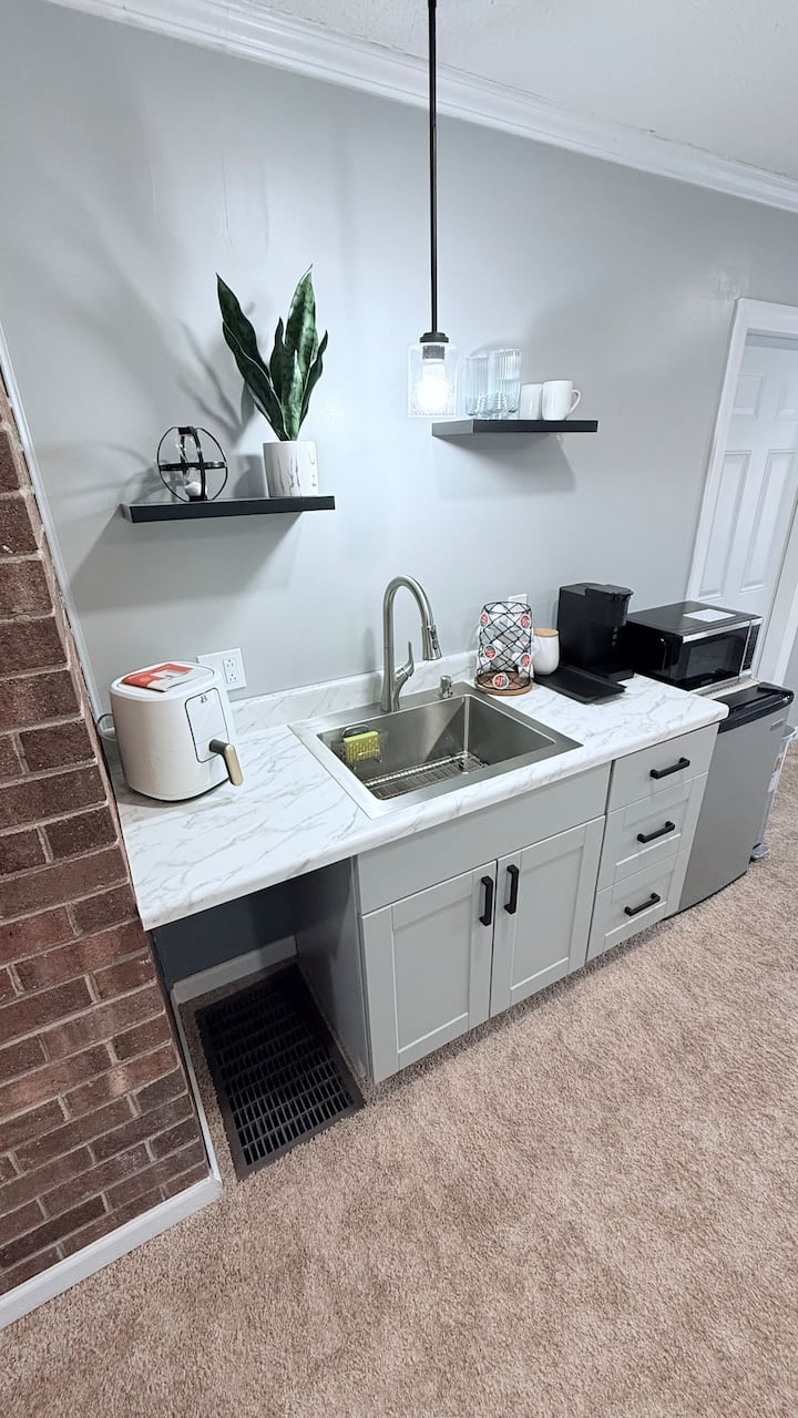 Cozy Studio Retreat In The Heart Of Clayton! - Clayton, NC
