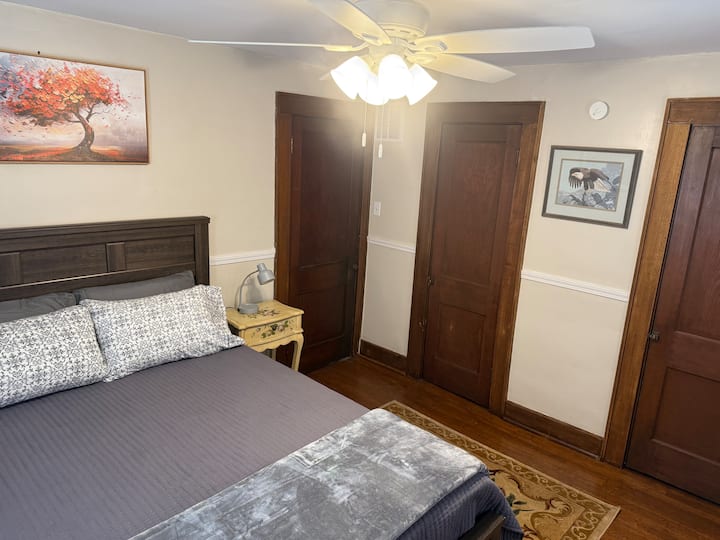Quarto espaçoso com cama queen size, espelho de corpo inteiro. Dois armários, um com prateleiras para armazenamento necessário e um para pendurar panos. Além disso, cômoda grande, suportes de noite e lâmpada de cabeceira. Ao lado do banheiro completo