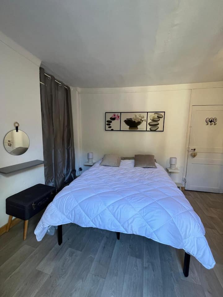 многу убава соба со голем брачен кревет,целосно реновирана ,
во непосредна близина на терасата ,прекрасен поглед кон планината и ѕвездено небо.
Полици за складирање, достапна е масичка за облекување
