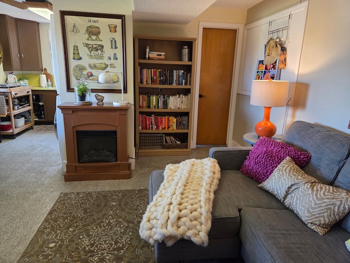 Long Term Sleeps 6 Rose Garden Retreat - Redding, CA