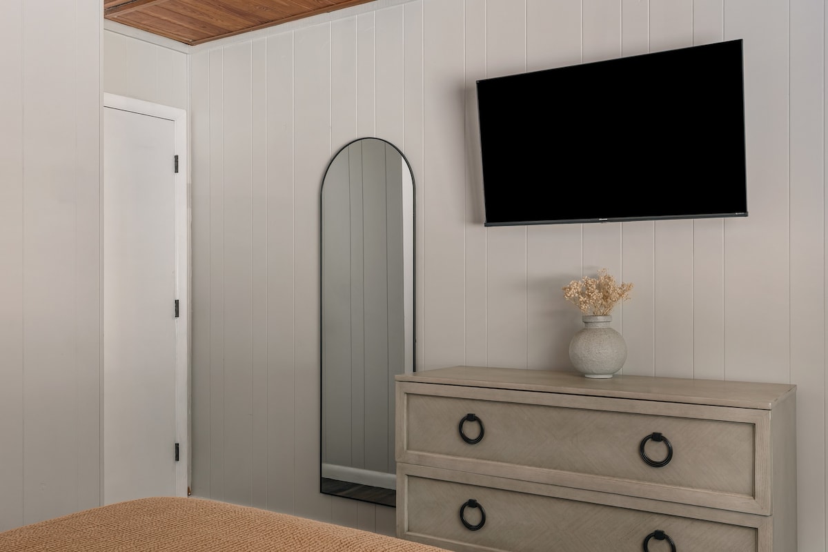 Televisor inteligente y amplio espacio de almacenamiento para ropa.