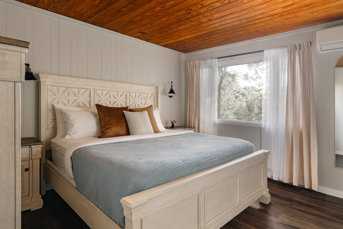 Suite principal con cama tamaño king, sábanas de algodón suave y baño privado en suite.