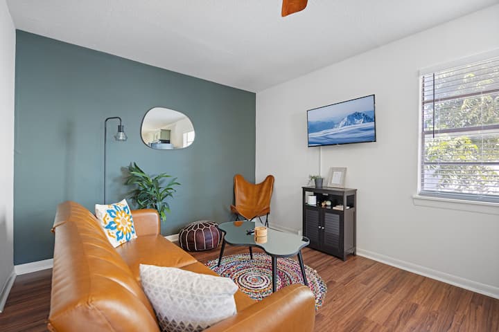 Uživajte u opuštanju na elegantnom kožnom kauču i u lijepo uređenom prostoru!