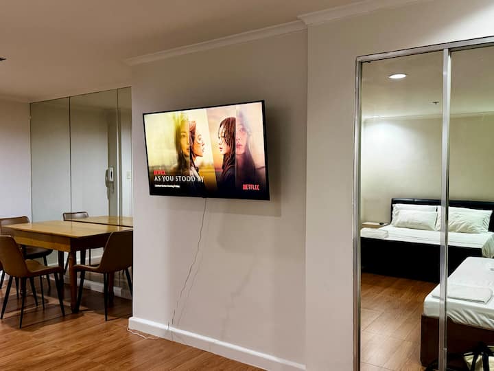 West Of Ayala Unit W/ Own Parking, Near Makati Med - Makati