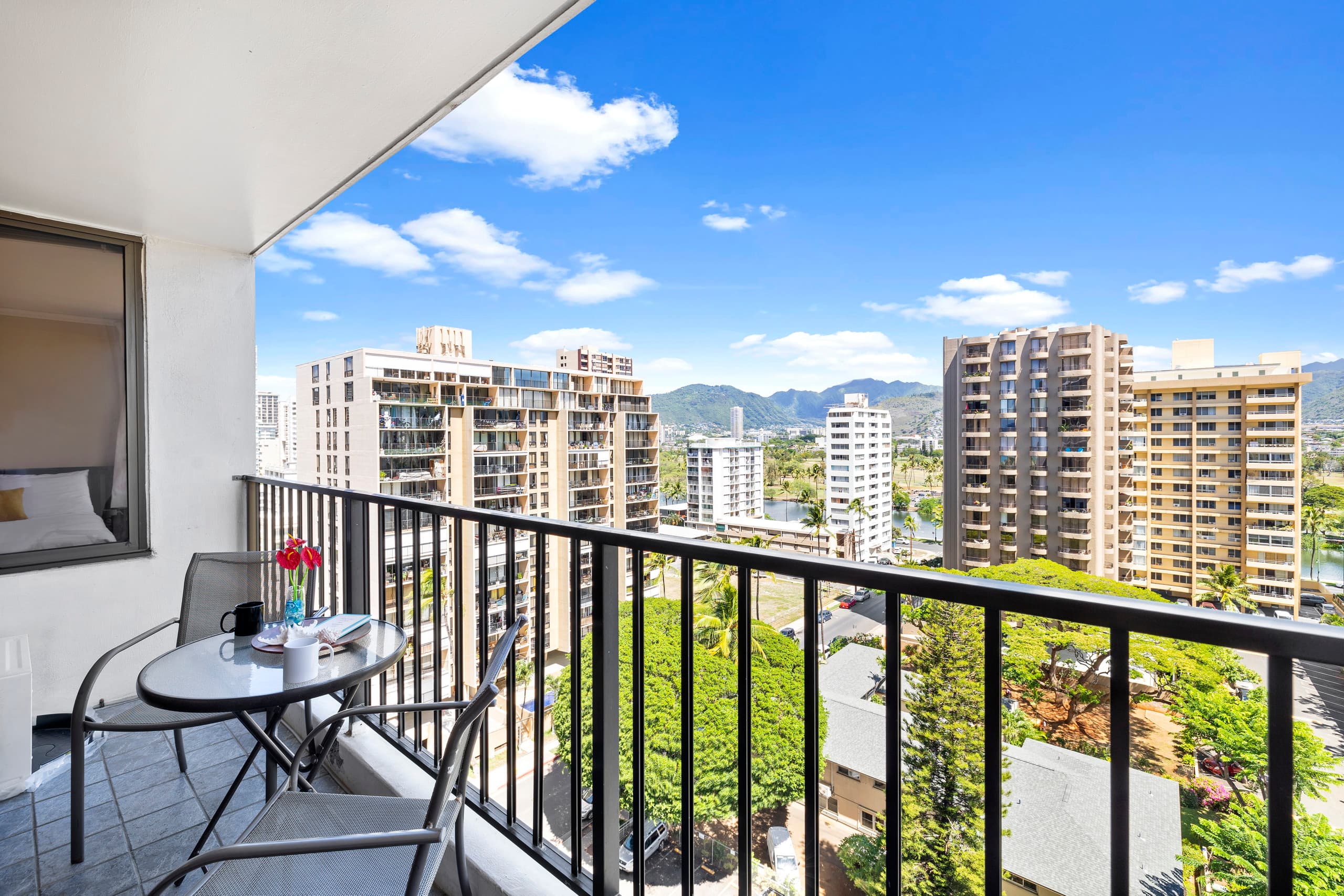 Condo in Honolulu · ★4.76 · 1 bedroom · 3 beds · 1 private bath - Image 29