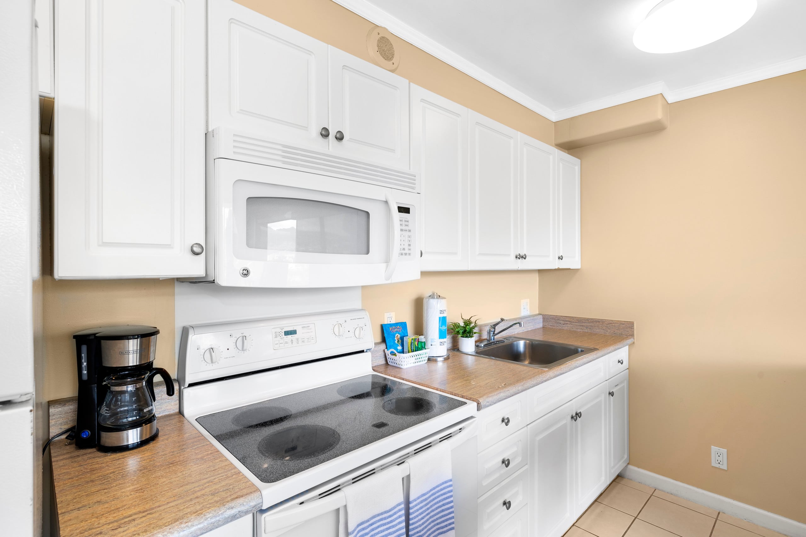 Condo in Honolulu · ★4.76 · 1 bedroom · 3 beds · 1 private bath - Image 18