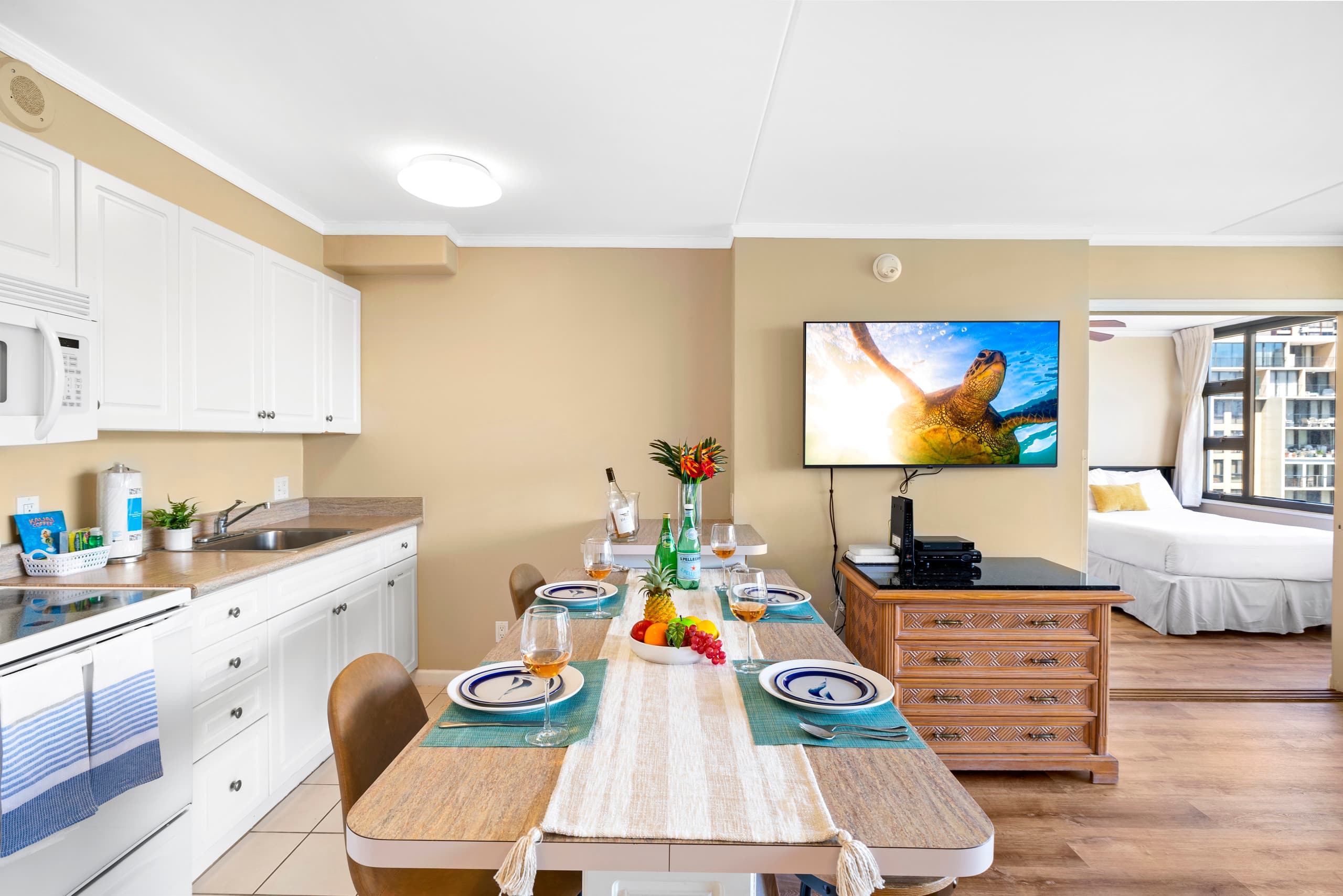 Condo in Honolulu · ★4.76 · 1 bedroom · 3 beds · 1 private bath - Image 17
