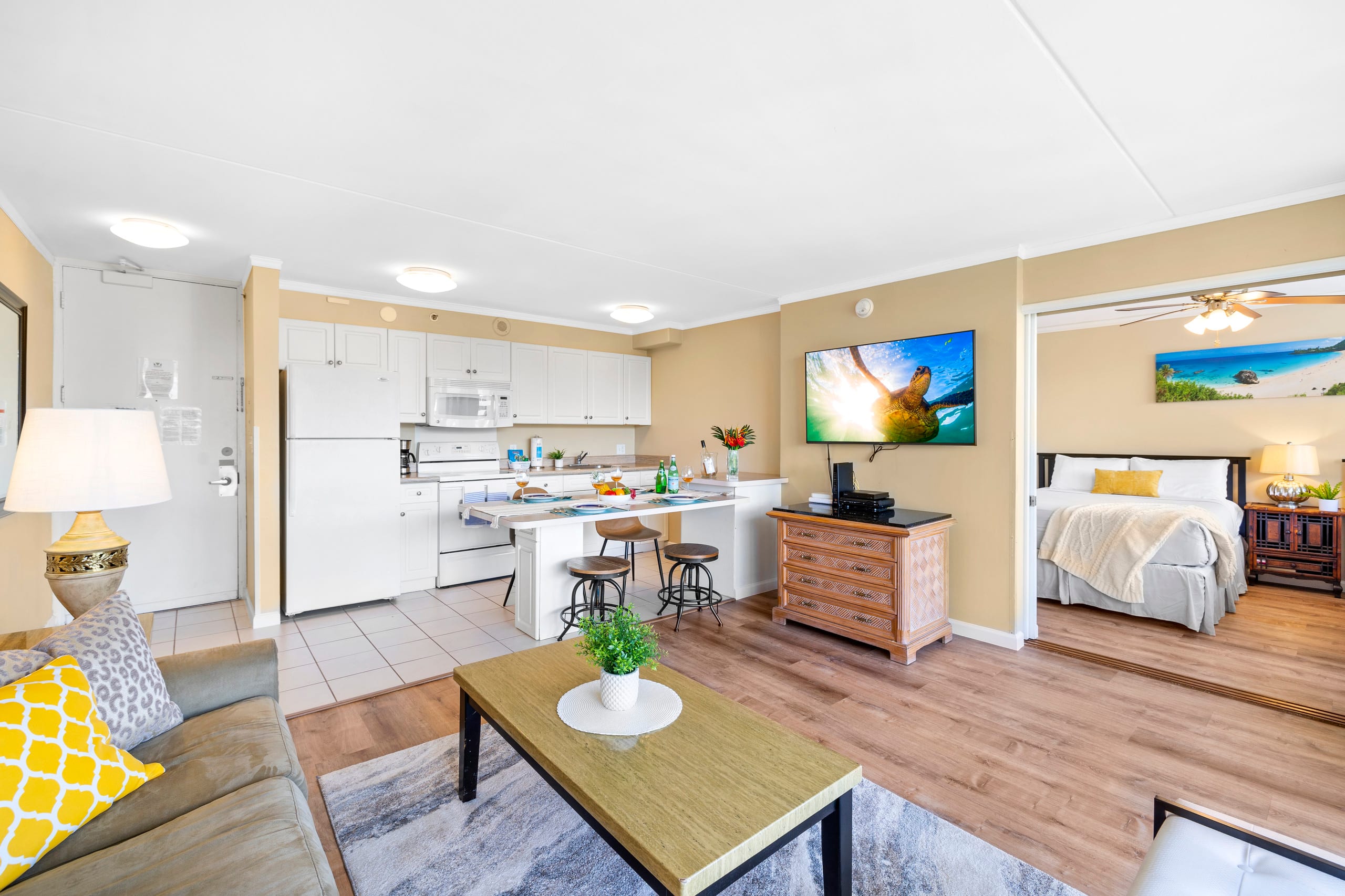 Condo in Honolulu · ★4.76 · 1 bedroom · 3 beds · 1 private bath - Image 13