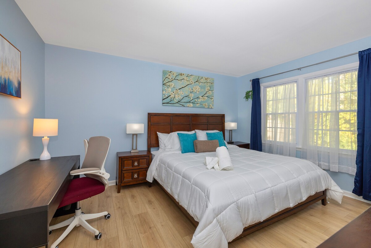 加大双人床，配备两个床头柜、带镜子的梳妆台、遮光窗帘和大书桌。 房间里还有一个衣柜。 台灯配有插座，可在夜间轻松为您的设备充电。 