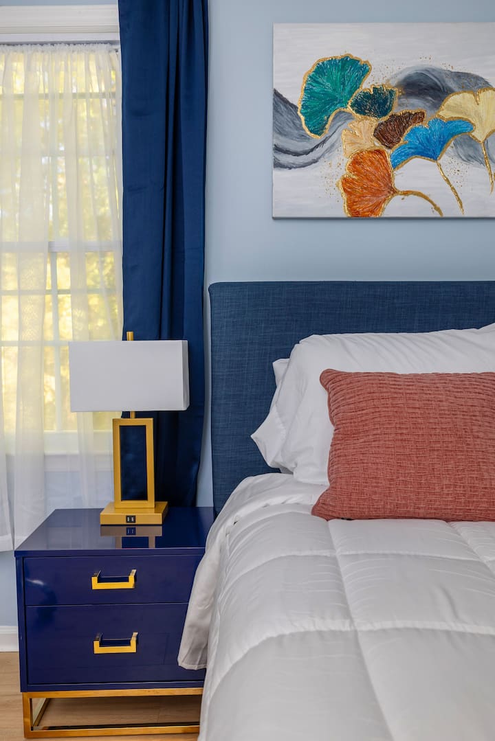 Udoban bračni krevet (širine 150 – 179 cm) s dva noćna ormarića. Svjetiljke imaju utičnice za jednostavno punjenje uređaja preko noći. U sobi se nalazi i radni stol, ogledalo u punoj veličini i zavjese za zamračivanje. U ovoj sobi nalazi se mali ormar i dva prozora. 