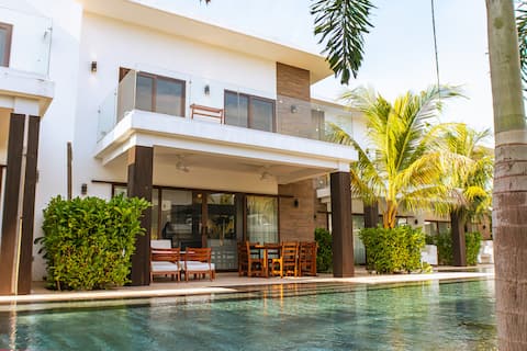 *Villa in La Mar Monterico* with beach access
