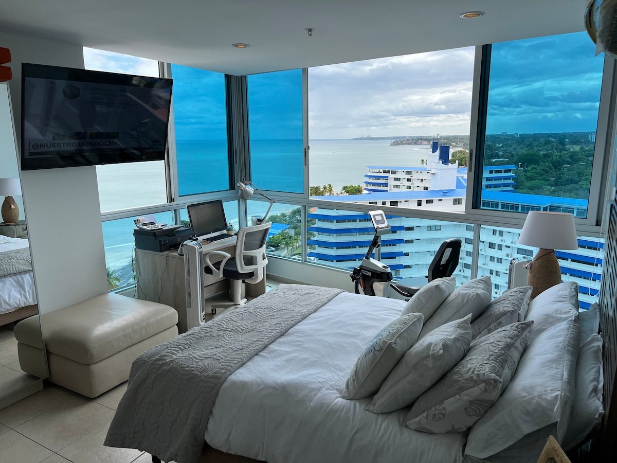 Удобно бюро с ергономичен стол за удобна работа.